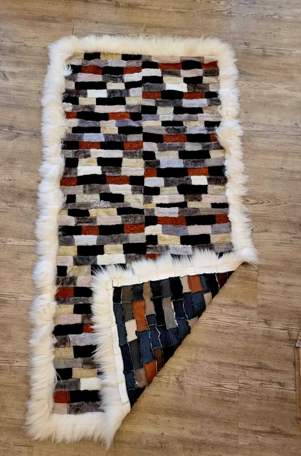 Echter Lammfell-Teppich in Patchwork Stil Nr.2 mit Fellrand