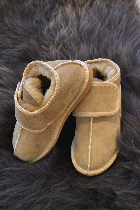 Lammfell Hausschuhe mit Klettverschluß für Damen & Herren