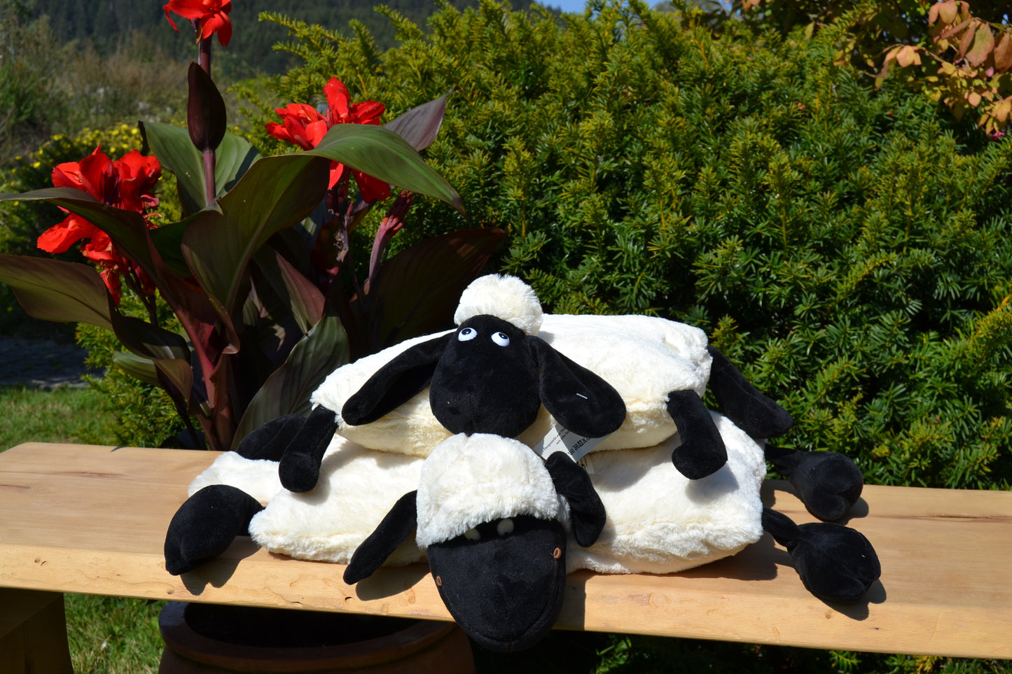 Klappkissen in Tierform "Merle, das Schwarzkopfschaf"
