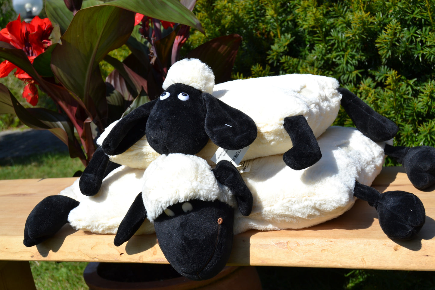Klappkissen in Tierform "Merle, das Schwarzkopfschaf"