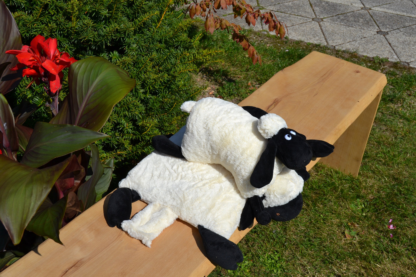 Klappkissen in Tierform "Merle, das Schwarzkopfschaf"