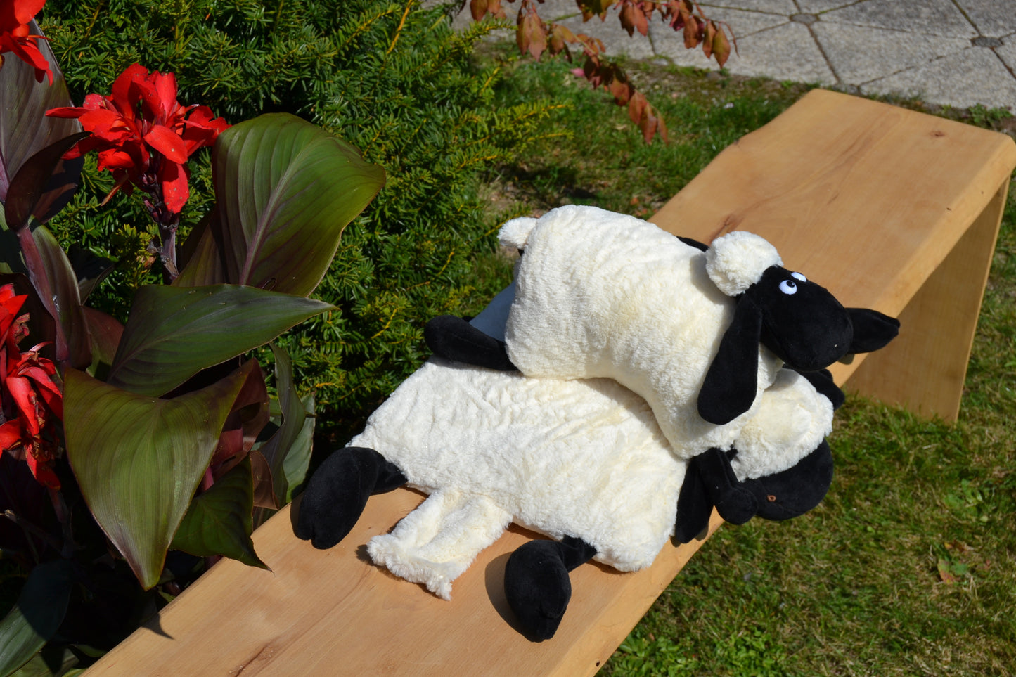 Klappkissen in Tierform "Merle, das Schwarzkopfschaf"