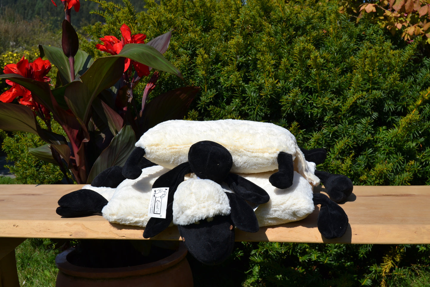 Klappkissen in Tierform "Merle, das Schwarzkopfschaf"