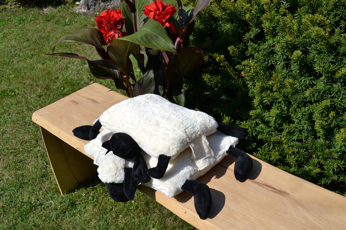 Klappkissen in Tierform "Merle, das Schwarzkopfschaf"