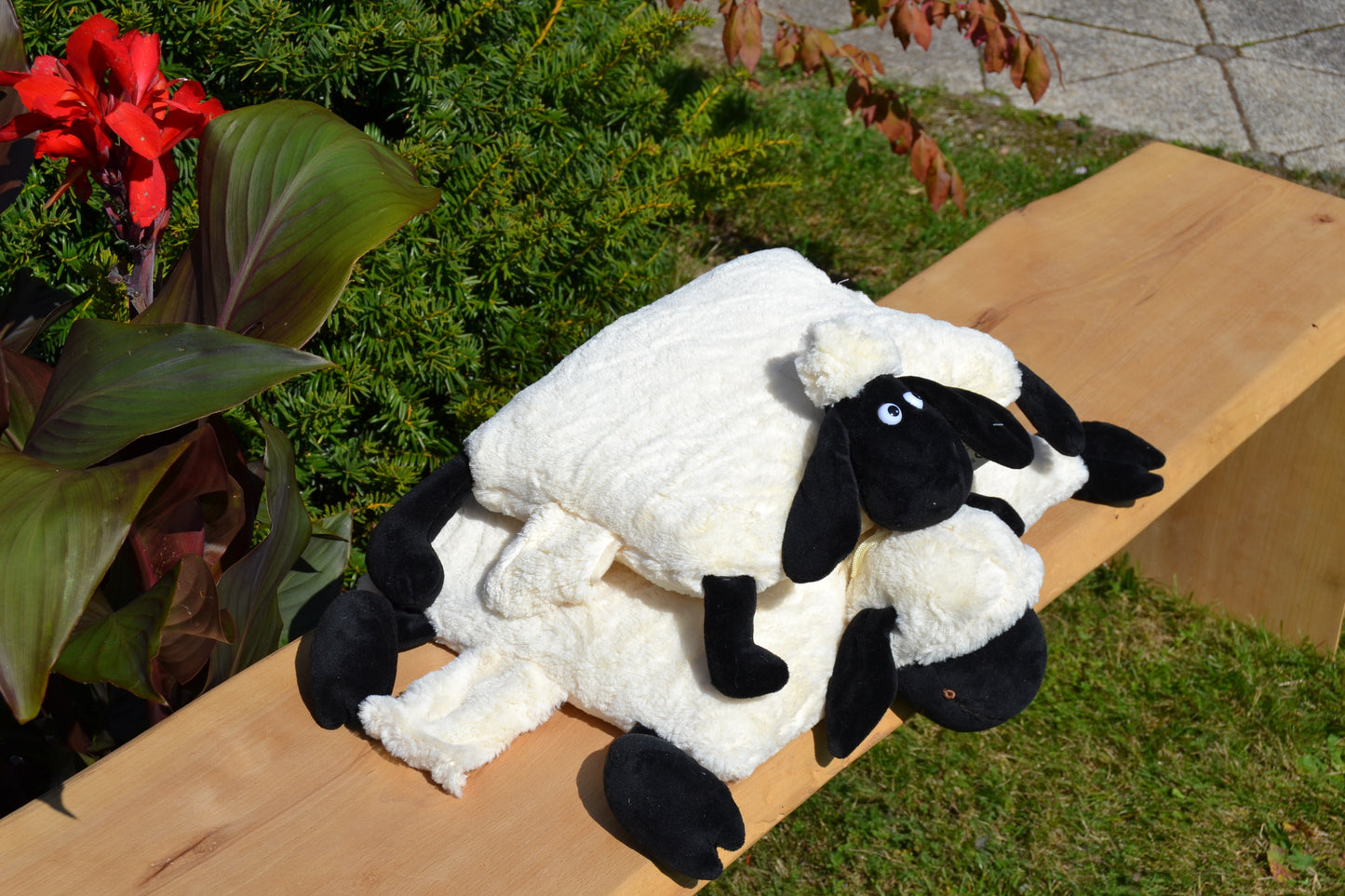 Klappkissen in Tierform "Merle, das Schwarzkopfschaf"