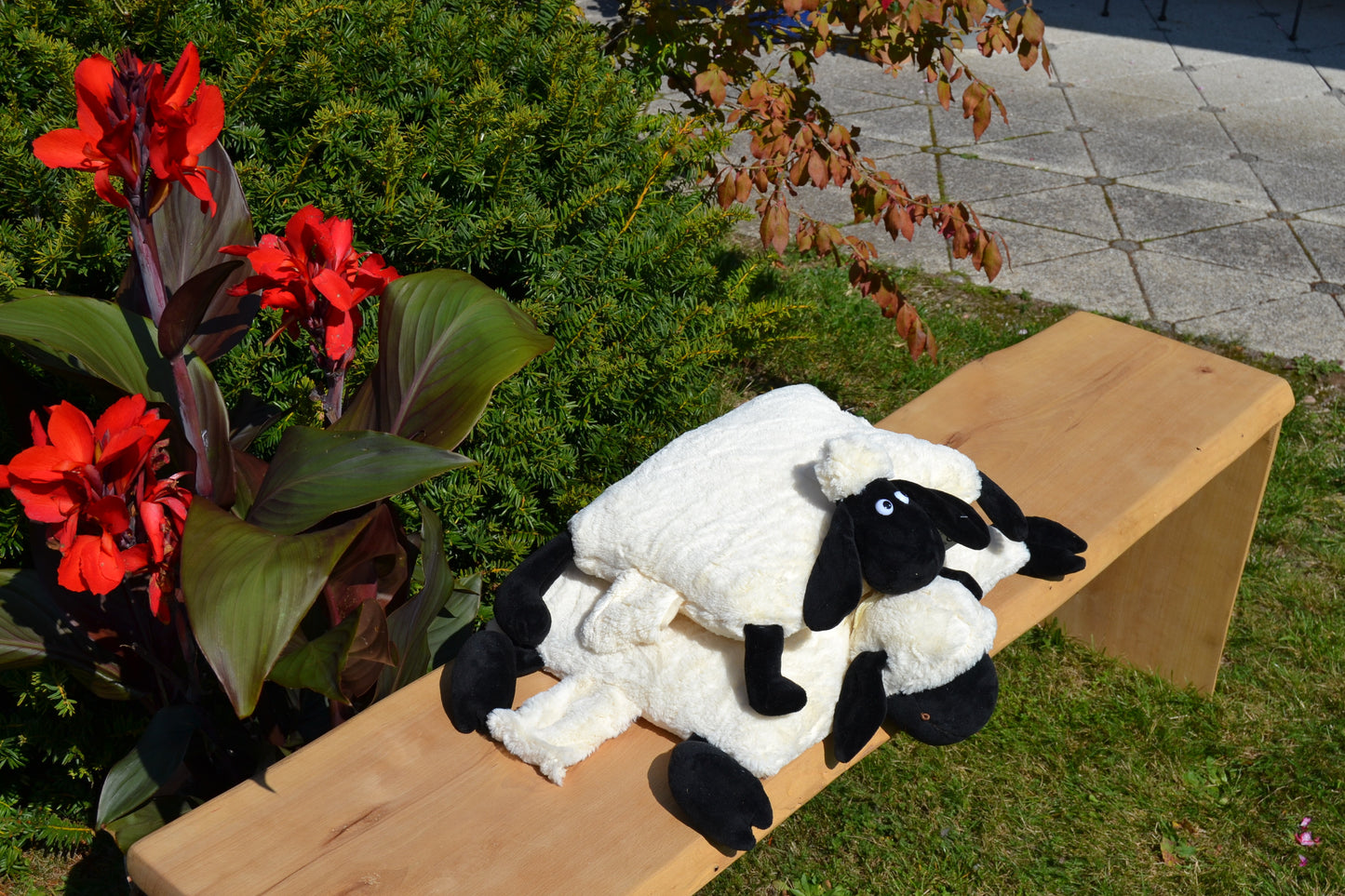Klappkissen in Tierform "Merle, das Schwarzkopfschaf"