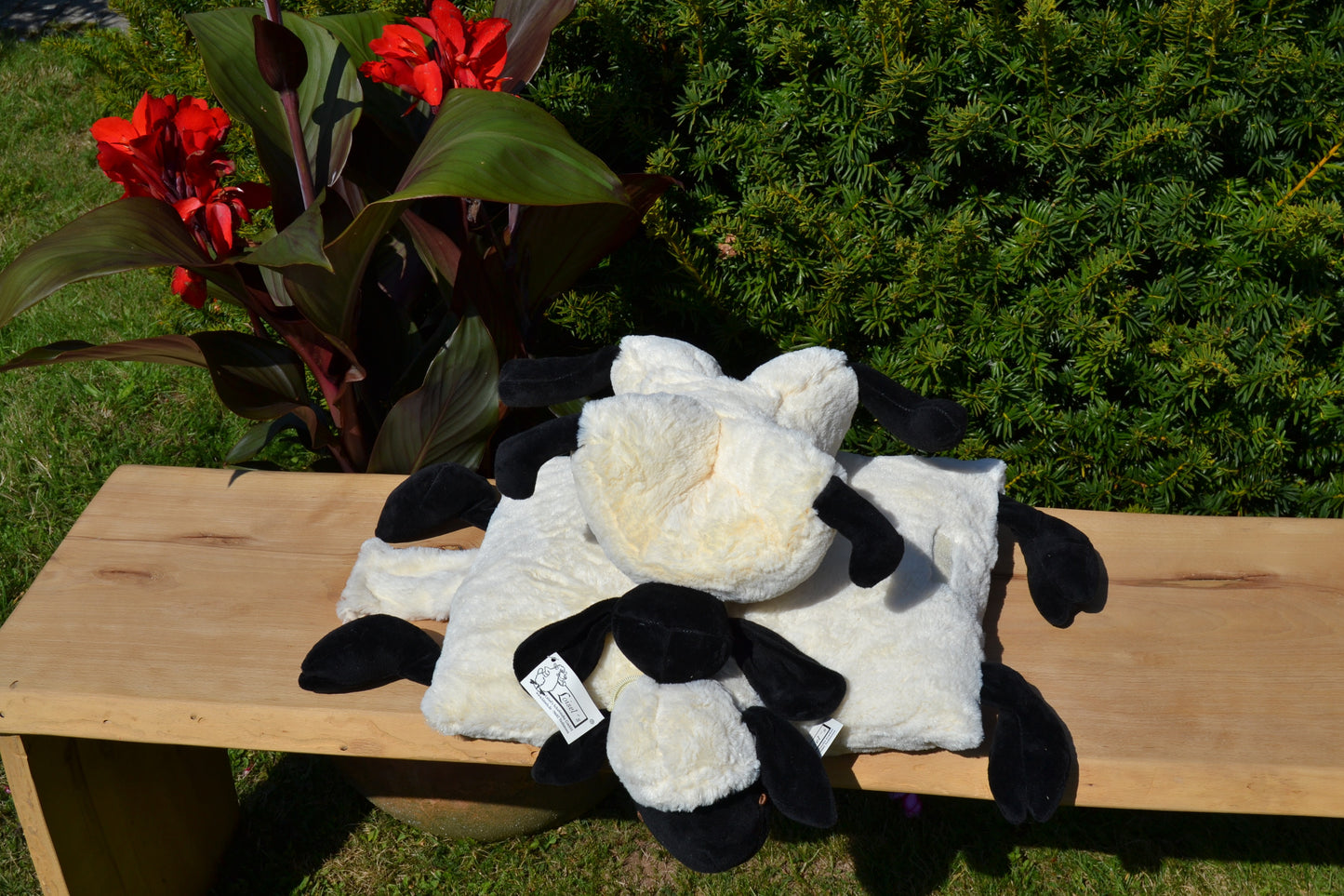 Klappkissen in Tierform "Merle, das Schwarzkopfschaf"