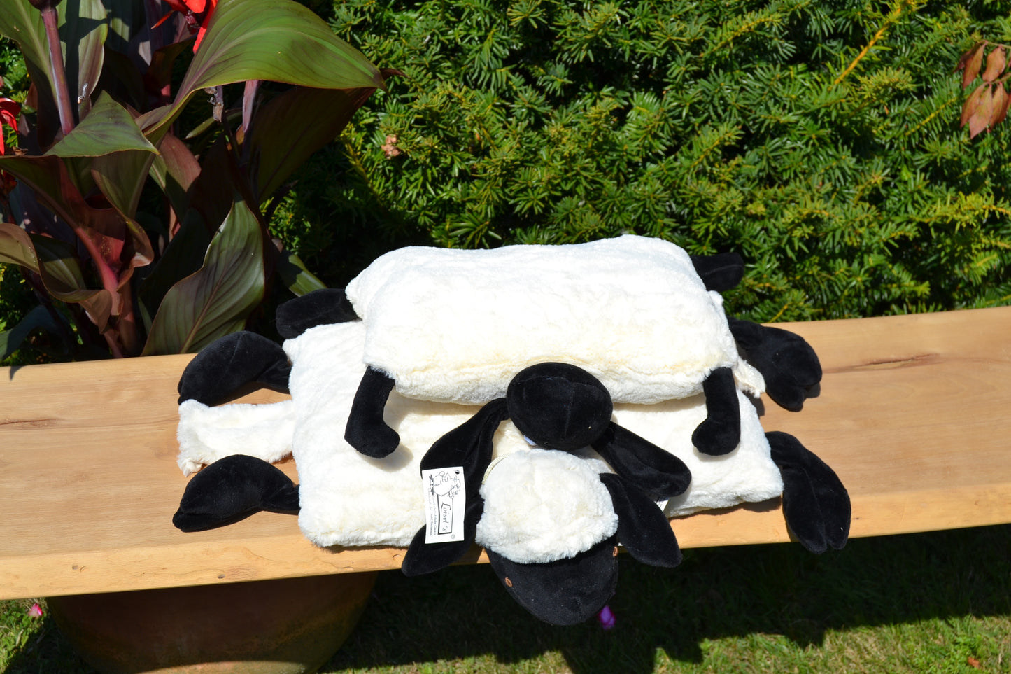 Klappkissen in Tierform "Merle, das Schwarzkopfschaf"