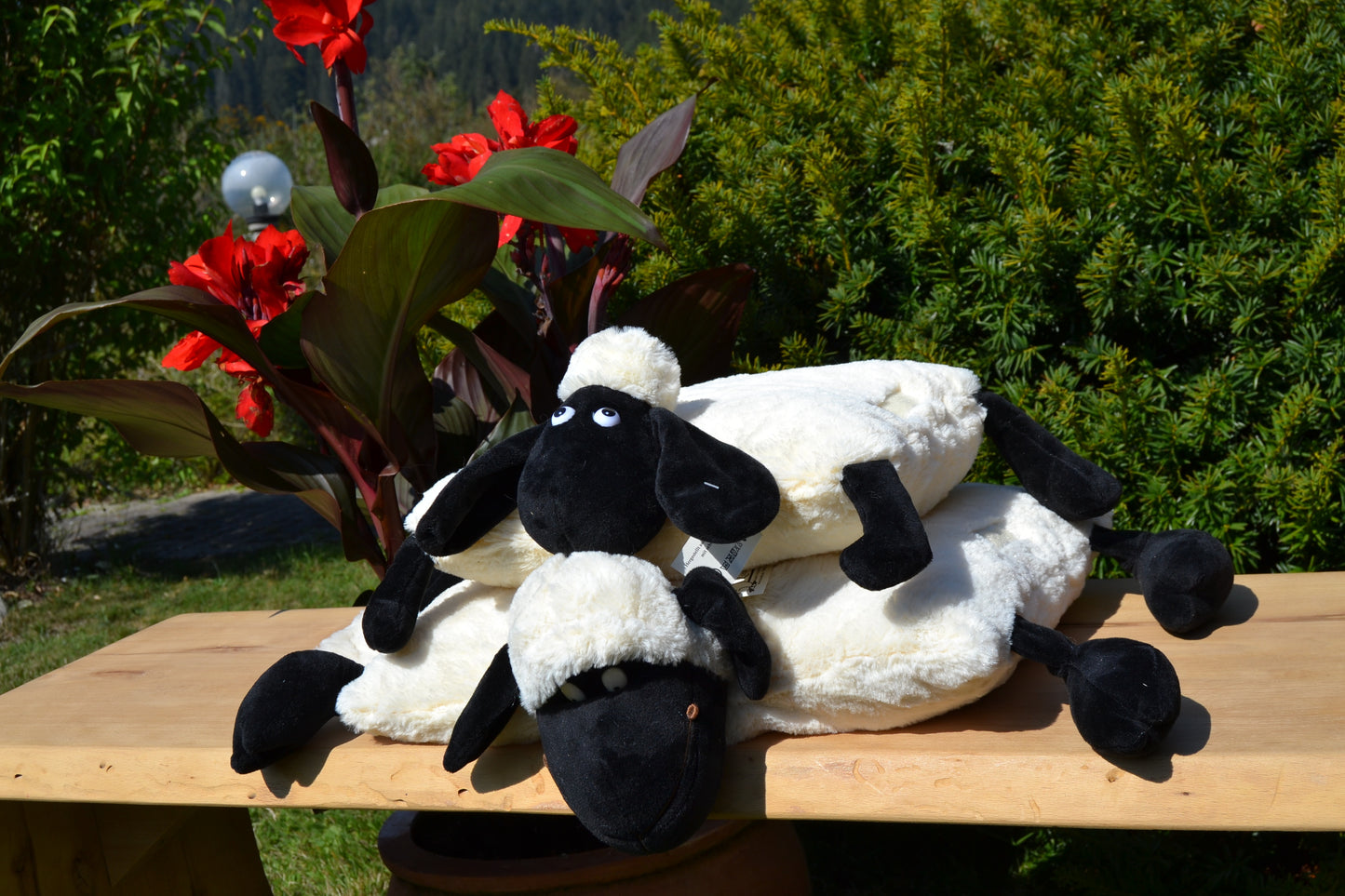Klappkissen in Tierform "Merle, das Schwarzkopfschaf"