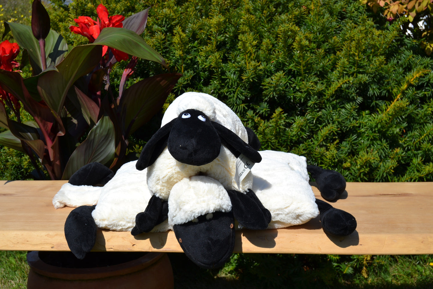 Klappkissen in Tierform "Merle, das Schwarzkopfschaf"