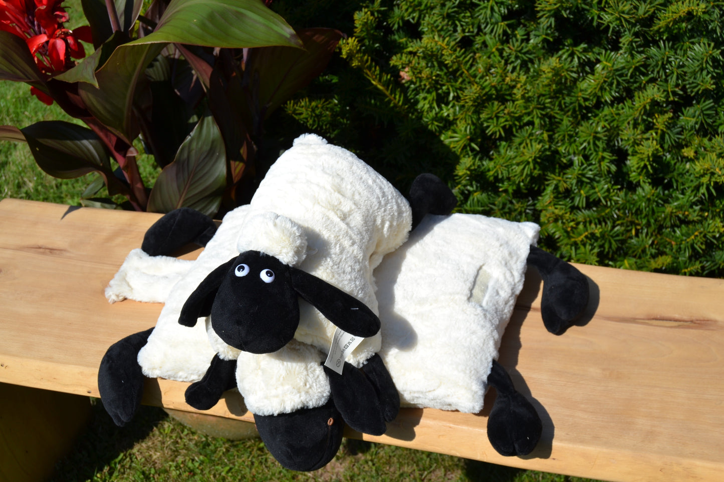 Klappkissen in Tierform "Merle, das Schwarzkopfschaf"