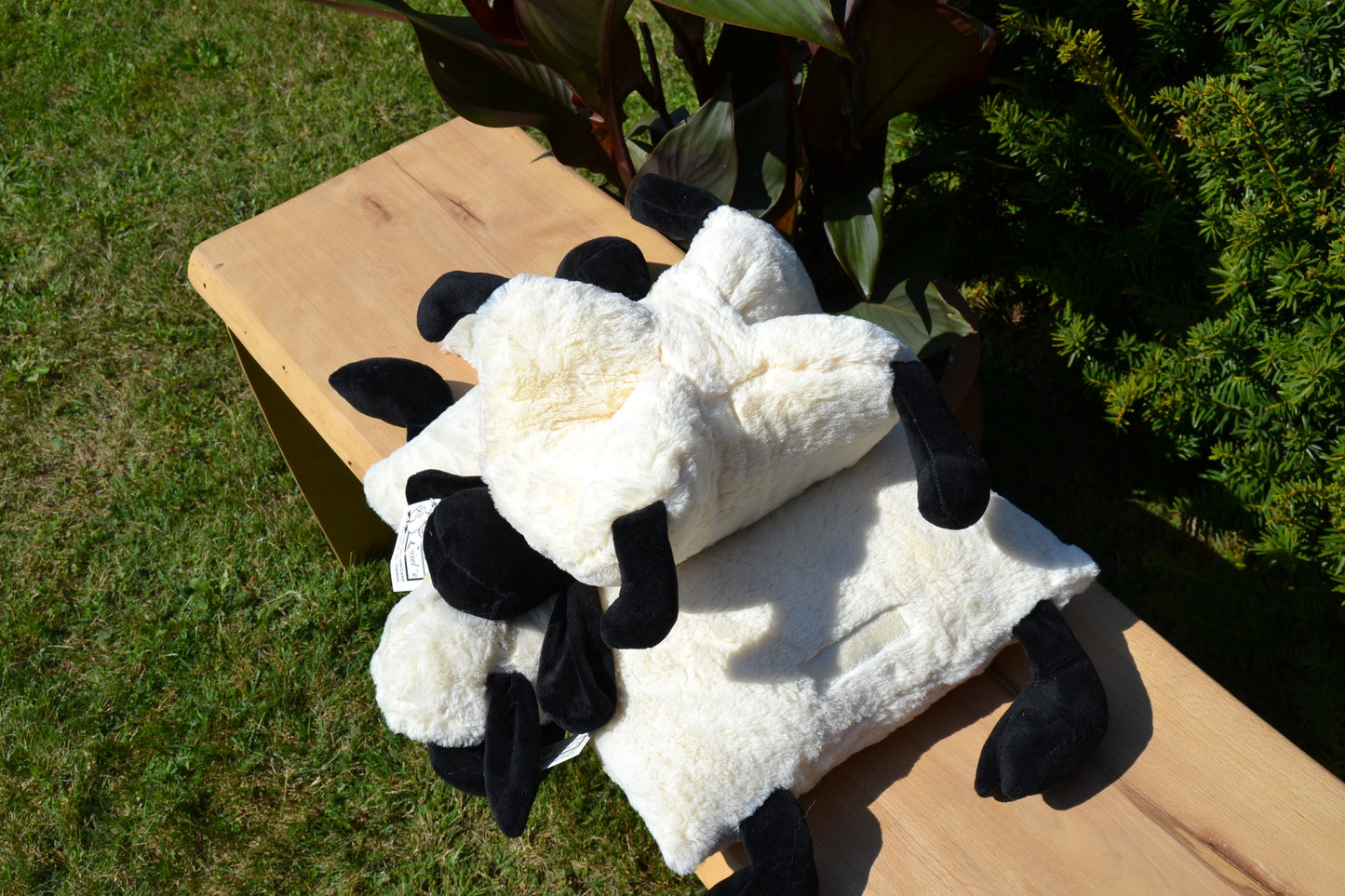 Klappkissen in Tierform "Merle, das Schwarzkopfschaf"