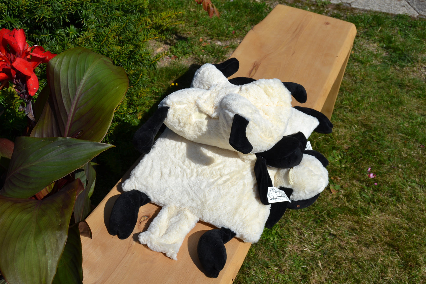 Klappkissen in Tierform "Merle, das Schwarzkopfschaf"
