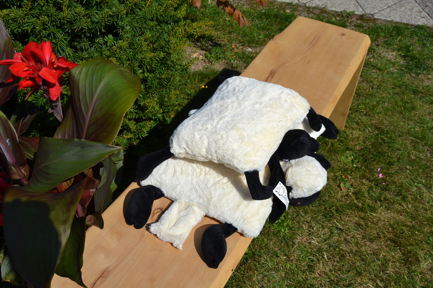 Klappkissen in Tierform "Merle, das Schwarzkopfschaf"