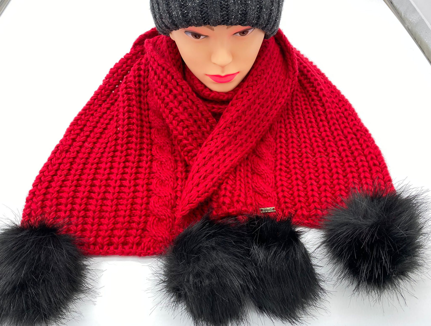 Woll-Schal mit Bommel von Loisels