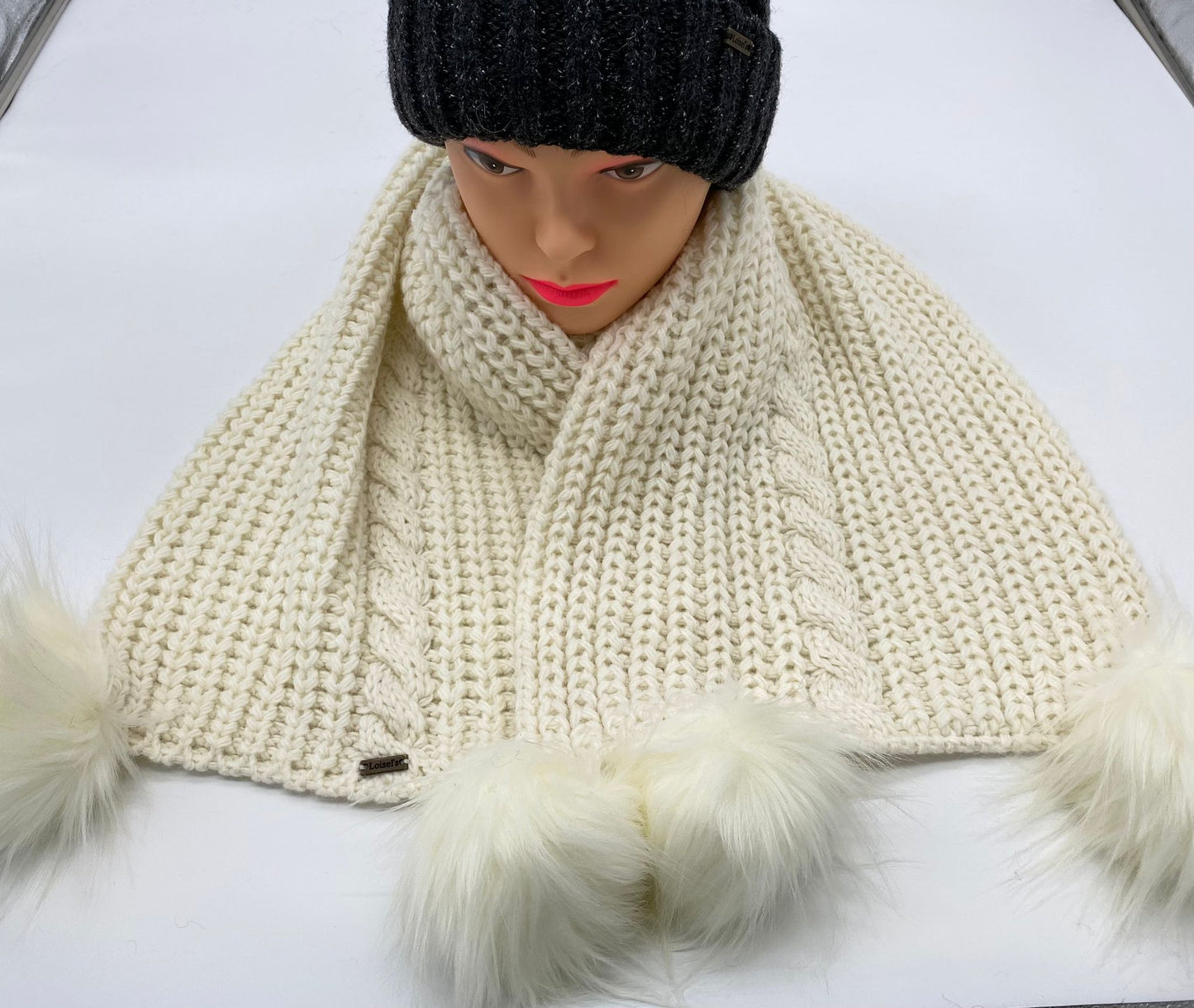 Woll-Schal mit Bommel von Loisels