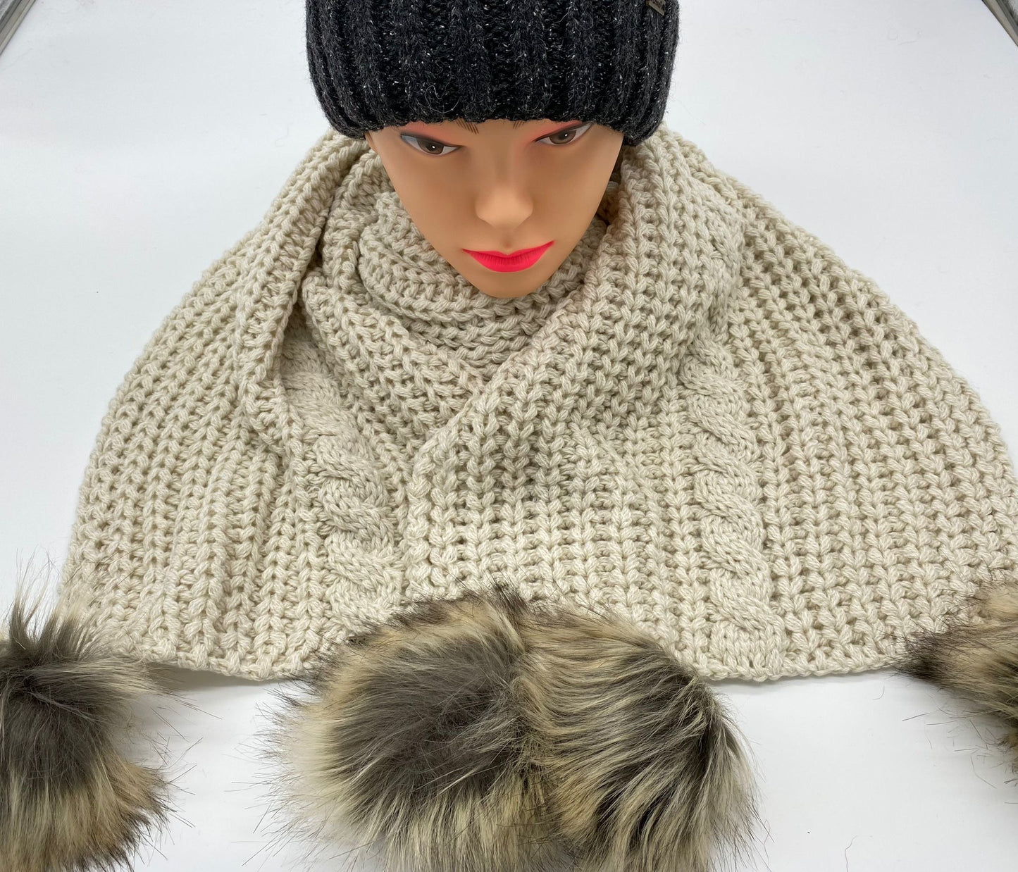 Woll-Schal mit Bommel von Loisels