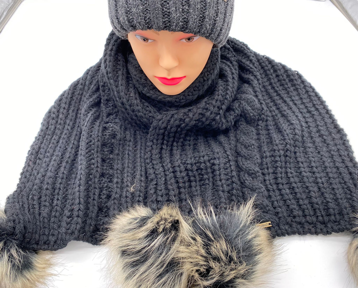 Woll-Schal mit Bommel von Loisels