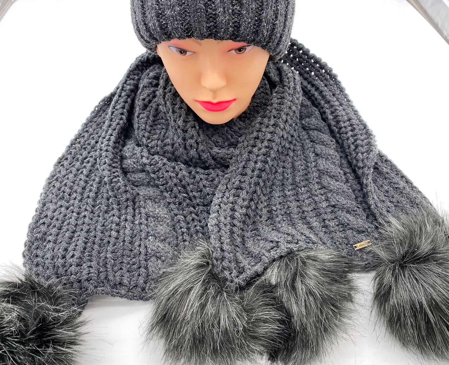 Woll-Schal mit Bommel von Loisels