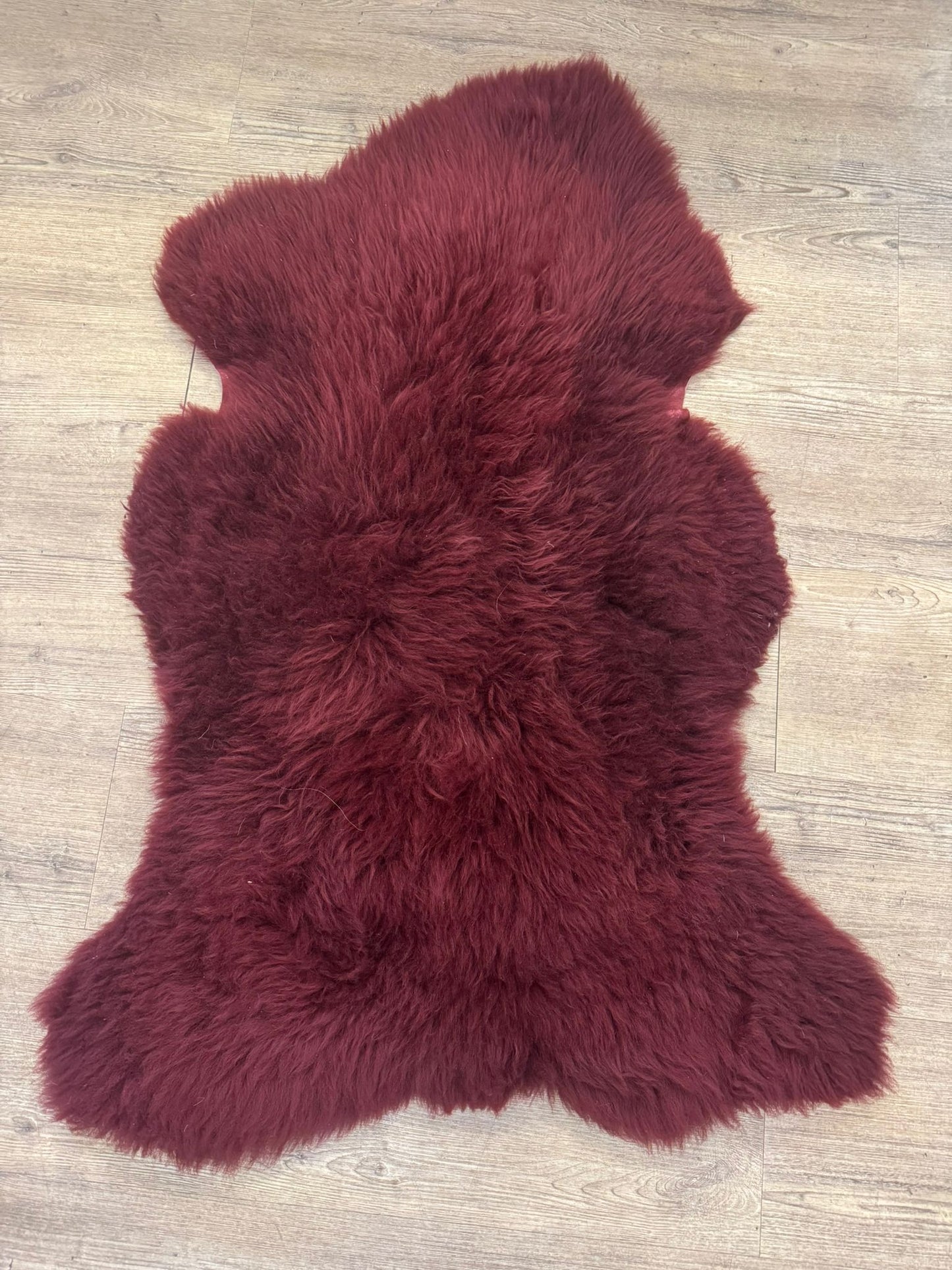Bordeauxrotes Lammfell Nr. 10