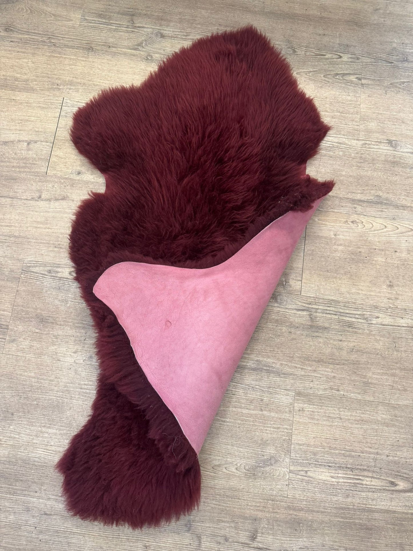 Bordeauxrotes Lammfell Nr. 10